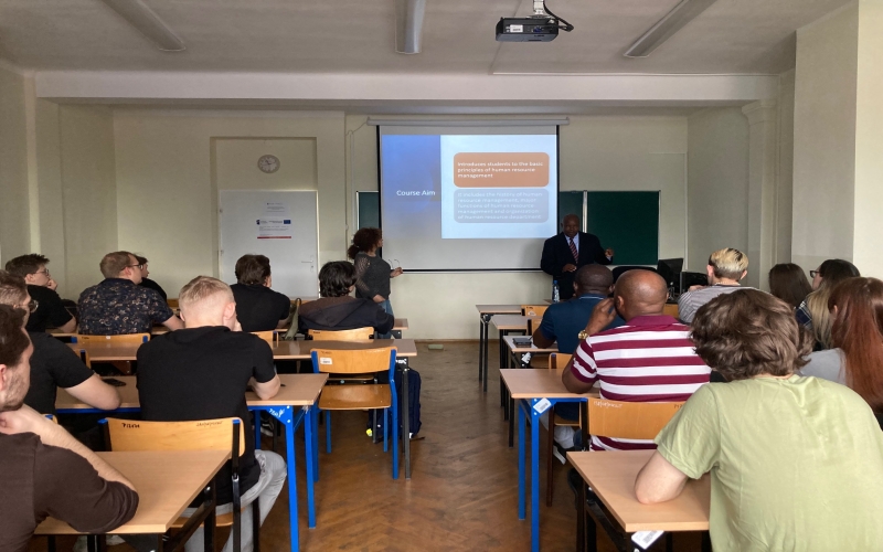GLOBALNE WEBINARIA – GOŚCINNIE PROF. THADEUS MKAMWA